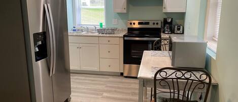 Horno, cafetera y tetera, tostadora y utensilios de cocina