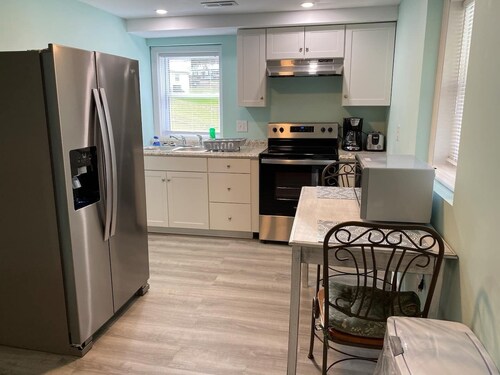 Asunto-Oma kylpyhuone kylpyammeella-Country Living Patio Apt