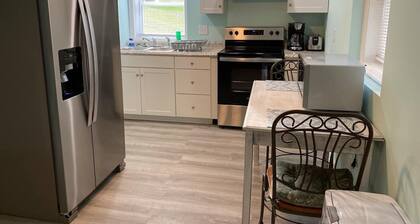 Asunto-Oma kylpyhuone kylpyammeella-Country Living Patio Apt