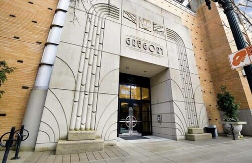 Serenity Pearl: West-Facing private terrace, garden, Roomba, Roku TV, parking