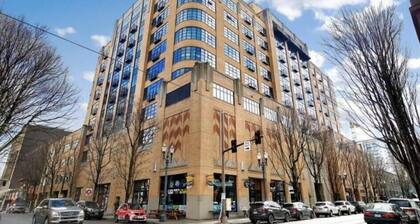 Serenity Pearl: West-Facing private terrace, garden, Roomba, Roku TV, parking