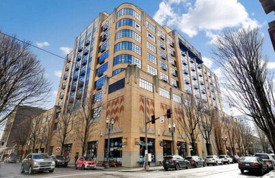 Serenity Pearl: West-Facing private terrace, garden, Roomba, Roku TV, parking