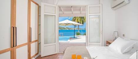 5 makuuhuonetta, työpöytä, silitysrauta/-lauta, vauvan matkasänky