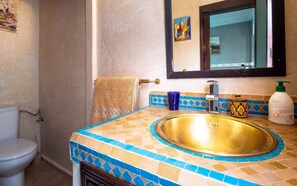 Regadera, secadora de cabello, toallas