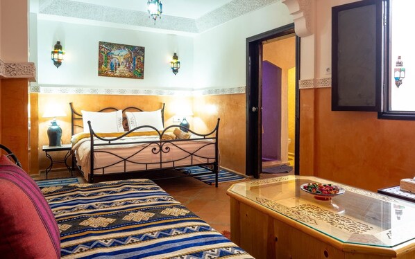 4 habitaciones, tabla de planchar con plancha y cuna de viaje