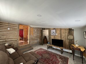 TV, books, offices - 1907Creekside Cabin w/ hot tub & sauna;  bike, hike, ski & fish- Go Back in Time (Carbondale)