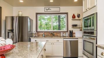 Een koelkast, een microgolfoven, een oven, een kookplaat