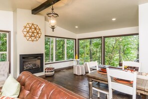 Interior - Designer Getaway-Hot Tub, 4 Minutes to Dahlonega (Dahlonega)
