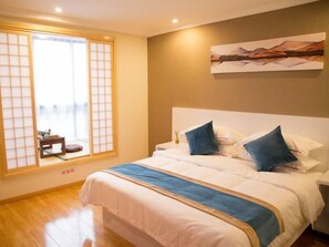 A hotel room with a bed, a painting on the wall, and a sliding shoji screen. - Shell Shanghai Songjiang District Xinqiao Town Xinqiao Hotel (Shanghai)