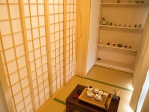 A traditional Japanese room with tatami flooring, a shoji screen, and a tea set on a low table. - Shell Shanghai Songjiang District Xinqiao Town Xinqiao Hotel (Shanghai)