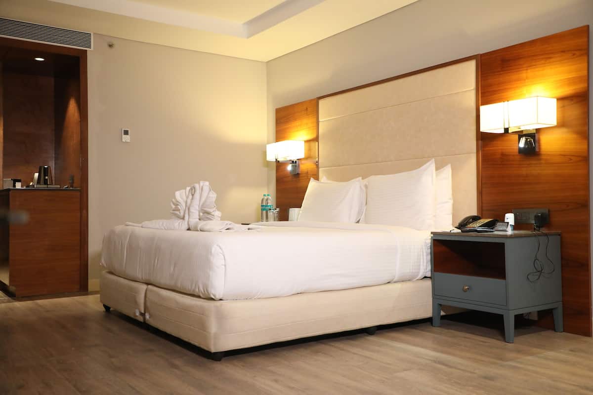 Superior Room | Peti besi dalam bilik, dilengkapkan perabot secara berasingan, meja