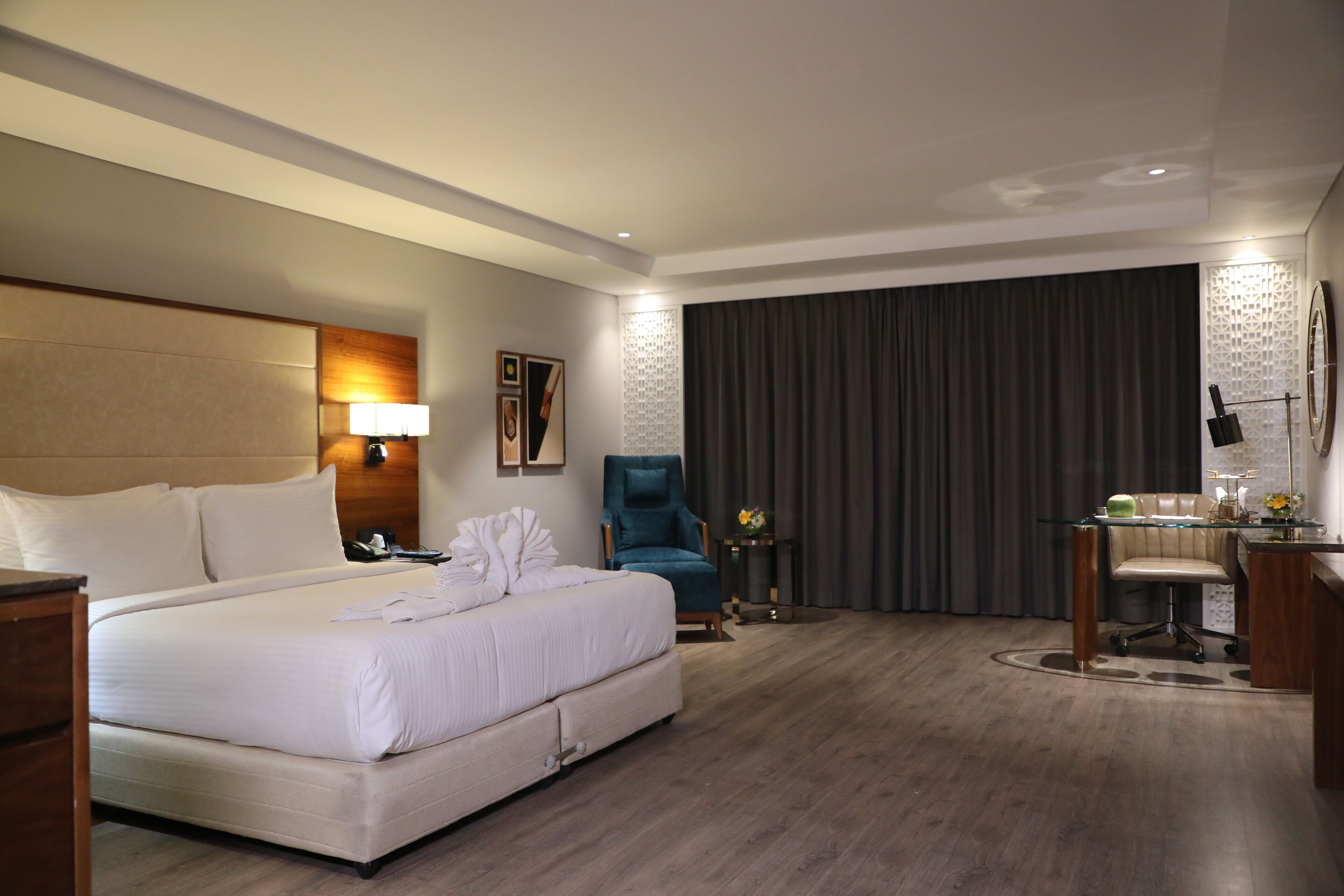 خزنة داخل الغرفة وطراز فريد لكل وحدة ومكتب ومساحة عمل للكمبيوتر المحمول