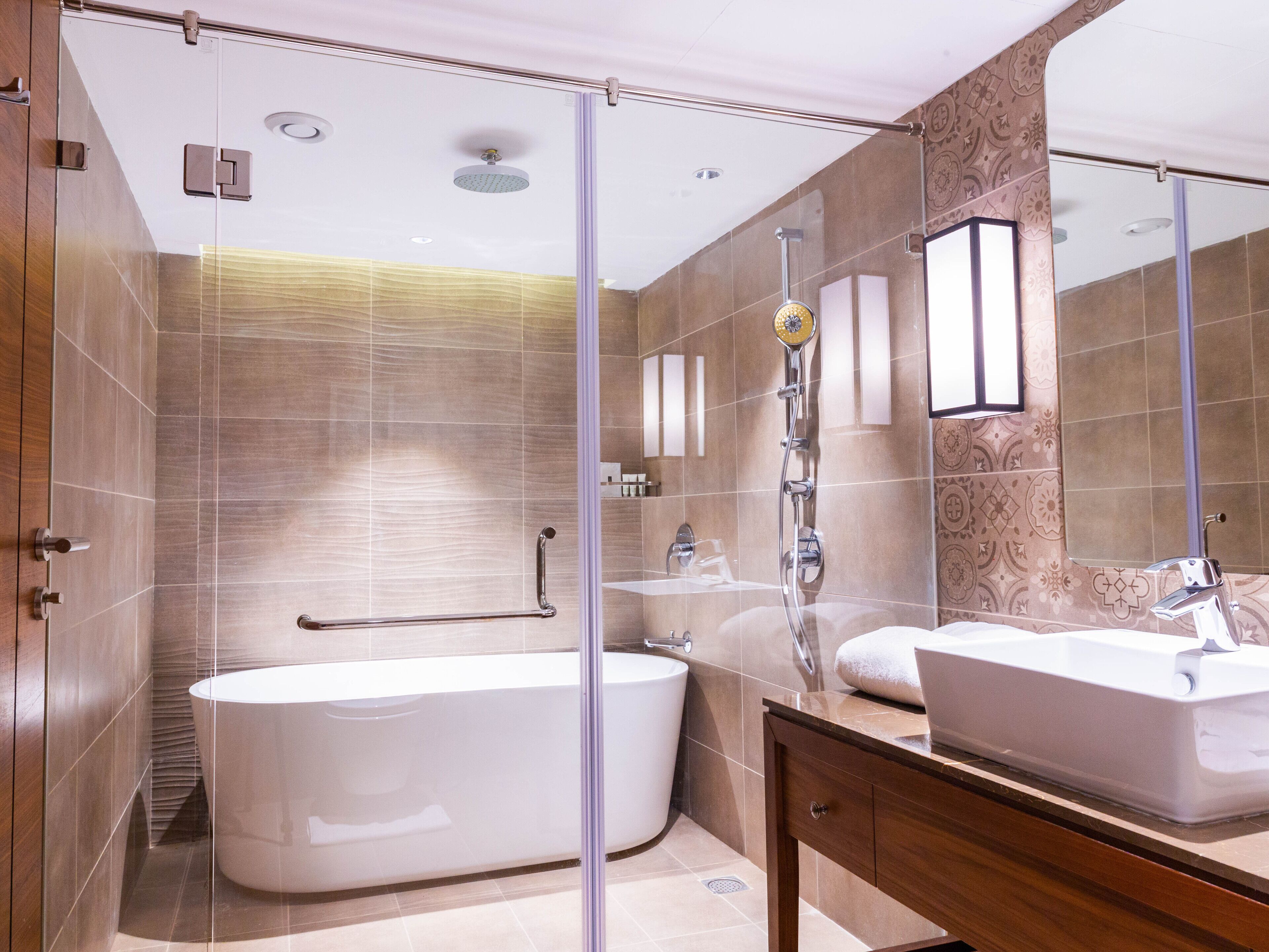 Une salle de bain moderne avec une baignoire sur pieds, un meuble-lavabo avec un miroir et un espace douche.
