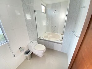 Dusj, designertoalettartikler, hårføner og oppvarmet badegulv