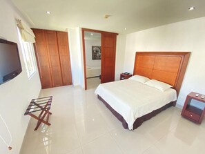 Desk, laptop workspace, blackout curtains, iron/ironing board - Atlantic Garden Hotel (Barranquilla)