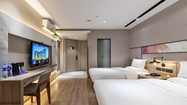 A modern hotel room with a desk, two beds, a TV, and a nightstand. - Fuman Renjia Hotel Xiamen Zhongshan Road (Xiamen)
