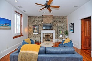 Smart-tv, een kantoor en een computerscherm