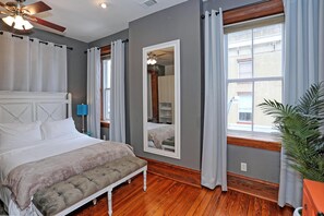 2 slaapkamers, een bureau, een strijkplank/strijkijzer, gratis wifi