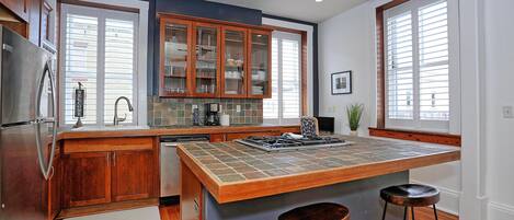 雪櫃、微波爐、焗爐、爐具