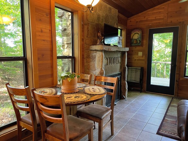 Dining - Secluded yet within minutes of your favorite outdoor activities!! (Marshall)