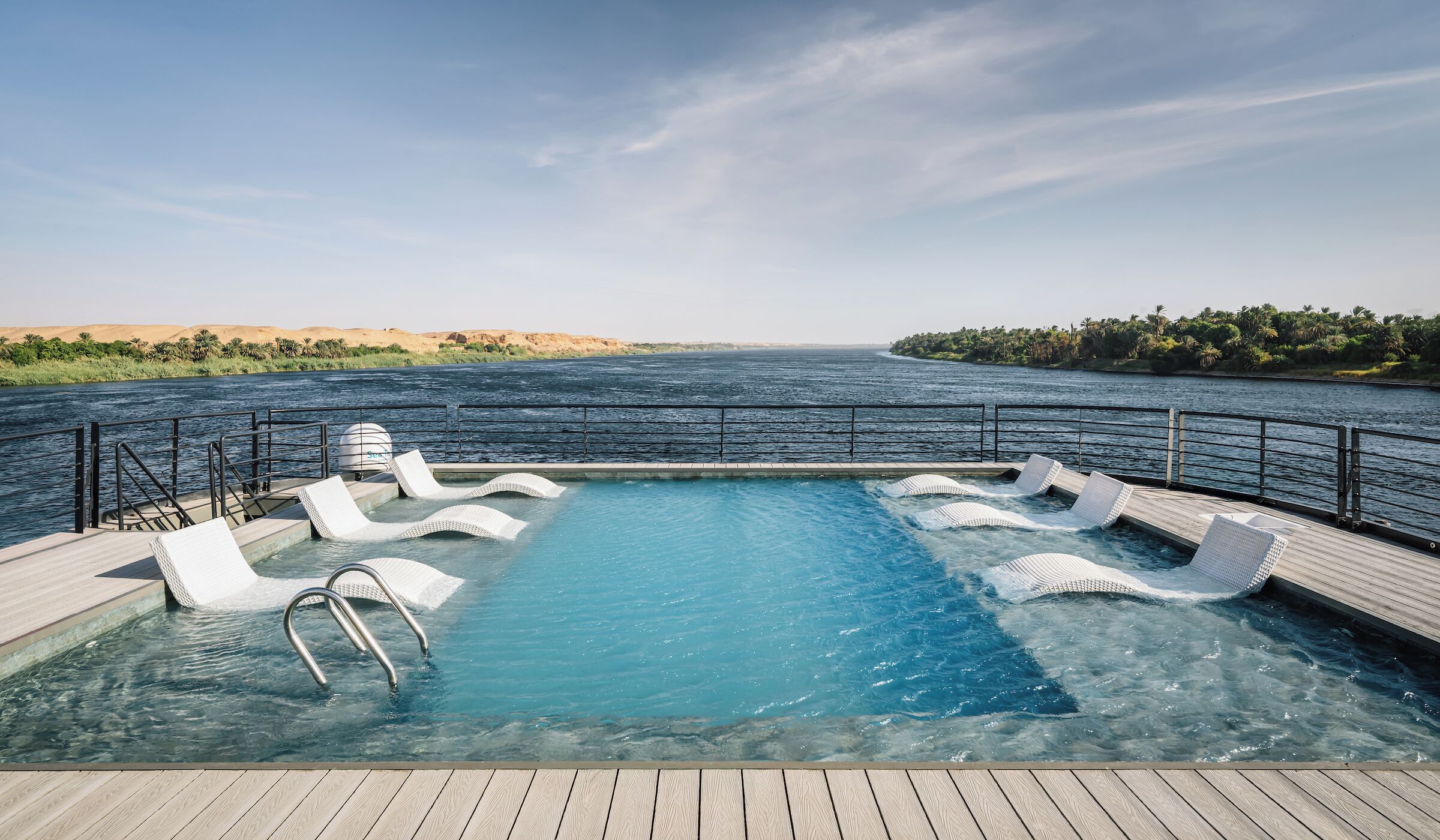 Piscine extérieure, chaises longues