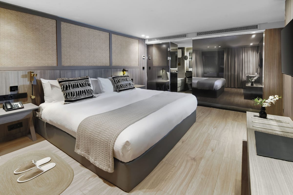Presidential Suite | 1 bedroom, in-room safe, blackout drapes, soundproofing