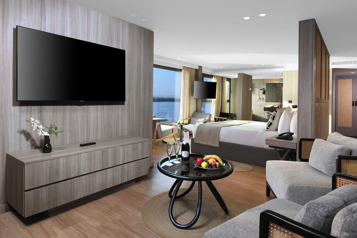 Royal Suite | Living area | 42-inch Smart TV with satellite channels, TV