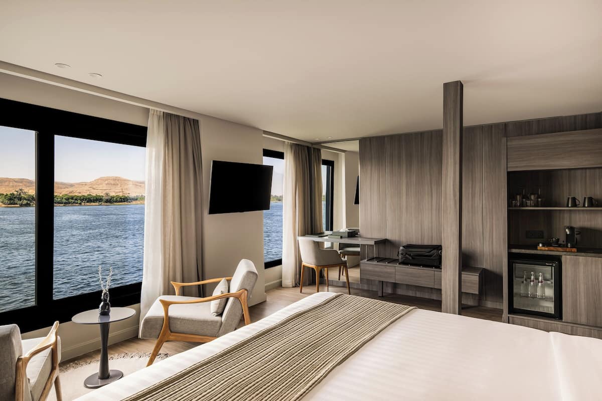 Executive Suite, 1 King Bed | In-room safe, blackout curtains, soundproofing, bed sheets