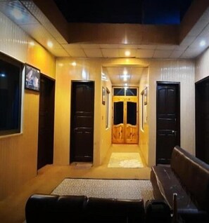 Lobby sitting area - Royal Punjab Hunza Hotel And Restaurant (Karimabad)