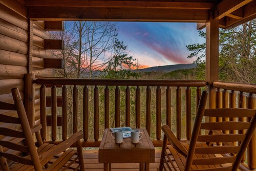 Large Cabin-12 Bedrooms-Theater-Community Pool-Hot Tub-Arcade-Pool Table