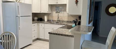 Fridge, oven, stovetop, electric kettle