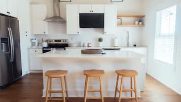 Frigorífic, microones, forn i placa de cuina