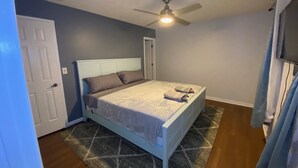 6 bedrooms, desk, iron/ironing board, WiFi (free)