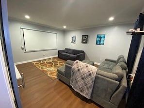Smart TV, chimenea y estéreo