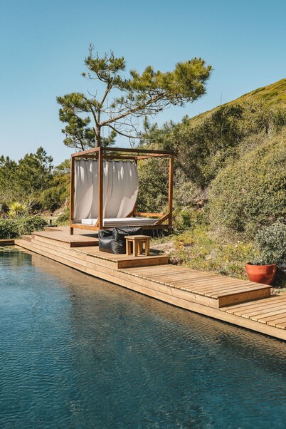 Luxury Seaside Beach, Family Villa with pool and private garden near Ericeira