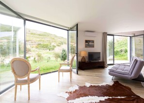 Smart-TV, Bücher, Stereoanlage