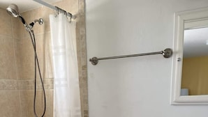 Ein Badezimmer mit Dusche, Toilette und Waschbecken.