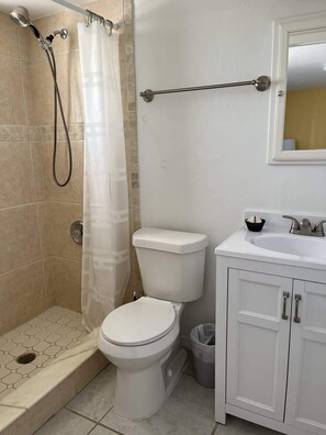 Douche, serviettes fournies, papier toilette