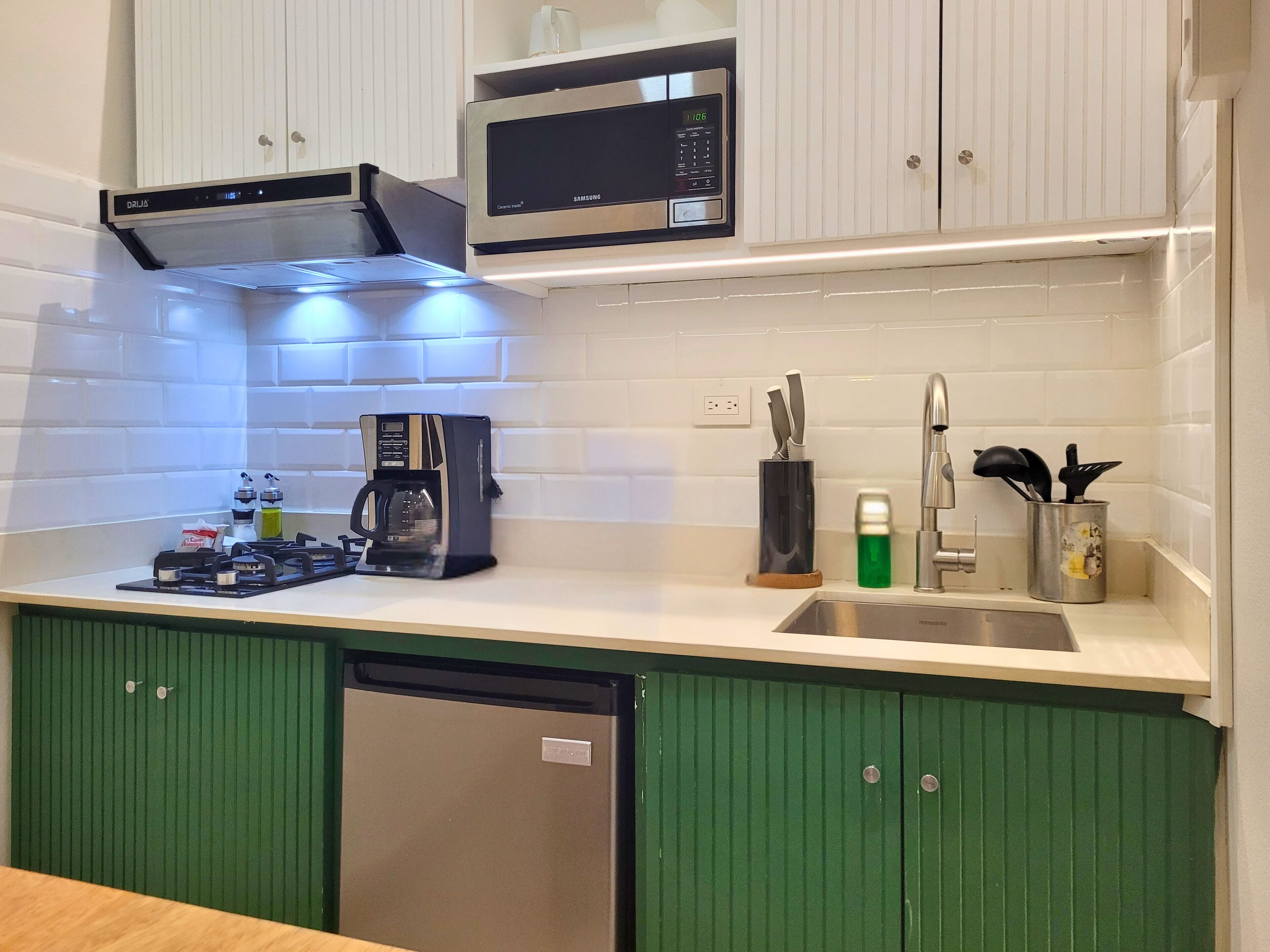 Apartment, 1 Bedroom | Private kitchen | Full-sized fridge, oven, coffee/tea maker, cookware/dishes/utensils