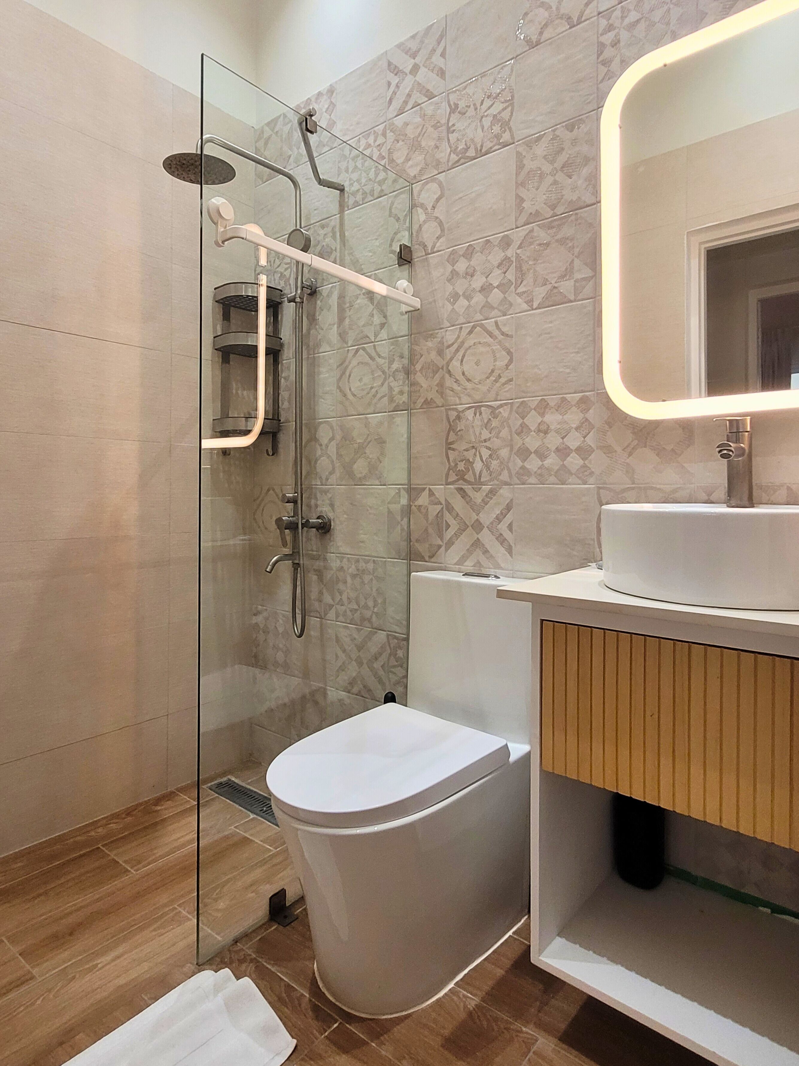 Apartamento, 1 habitación | Baño | Ducha y toallas