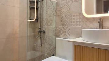 Apartamento, 1 habitación | Baño | Ducha y toallas