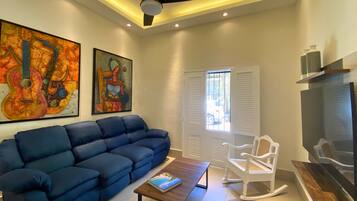 Apartamento, 2 habitaciones | Zona de estar | Televisión de plasma de 40 pulgadas con canales digitales