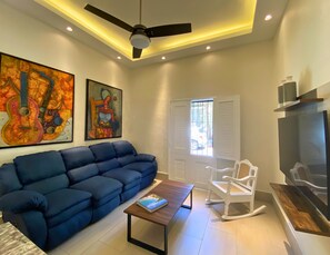 Apartamento, 2 habitaciones | Zona de estar | Televisión de plasma de 40 pulgadas con canales digitales