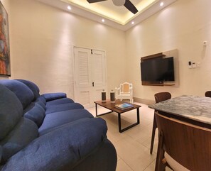 Apartamento, 2 habitaciones | Zona de estar | Televisión de plasma de 40 pulgadas con canales digitales