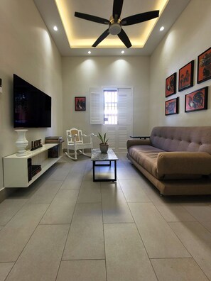 Căn hộ, 1 phòng ngủ | Khu phòng khách | TV plasma 40-inch có truyền hình kỹ thuật số, TV 