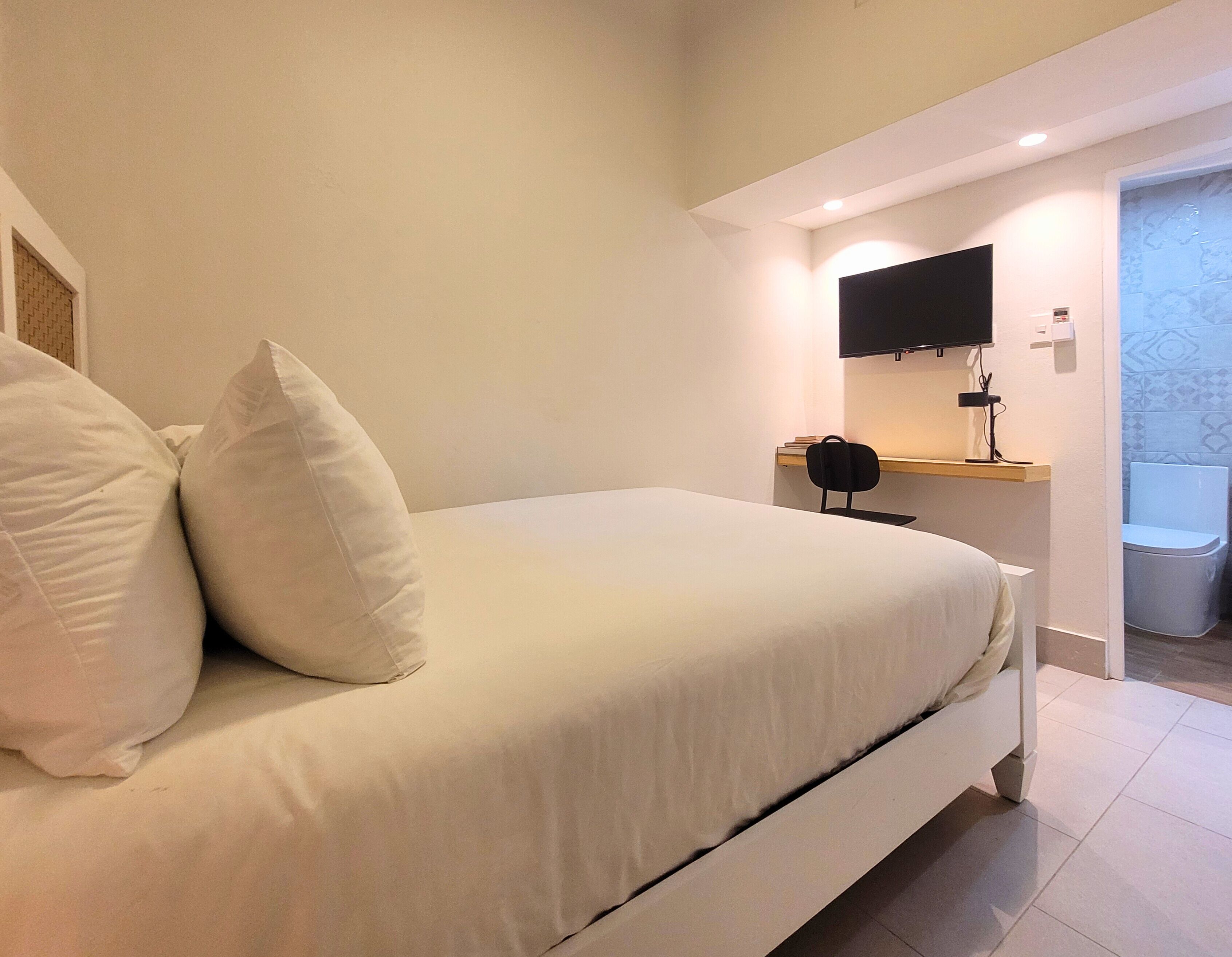 Iron/ironing board, free WiFi, bed sheets