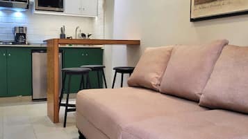 Apartamento, 1 habitación | Zona de estar | Televisión de plasma de 40 pulgadas con canales digitales