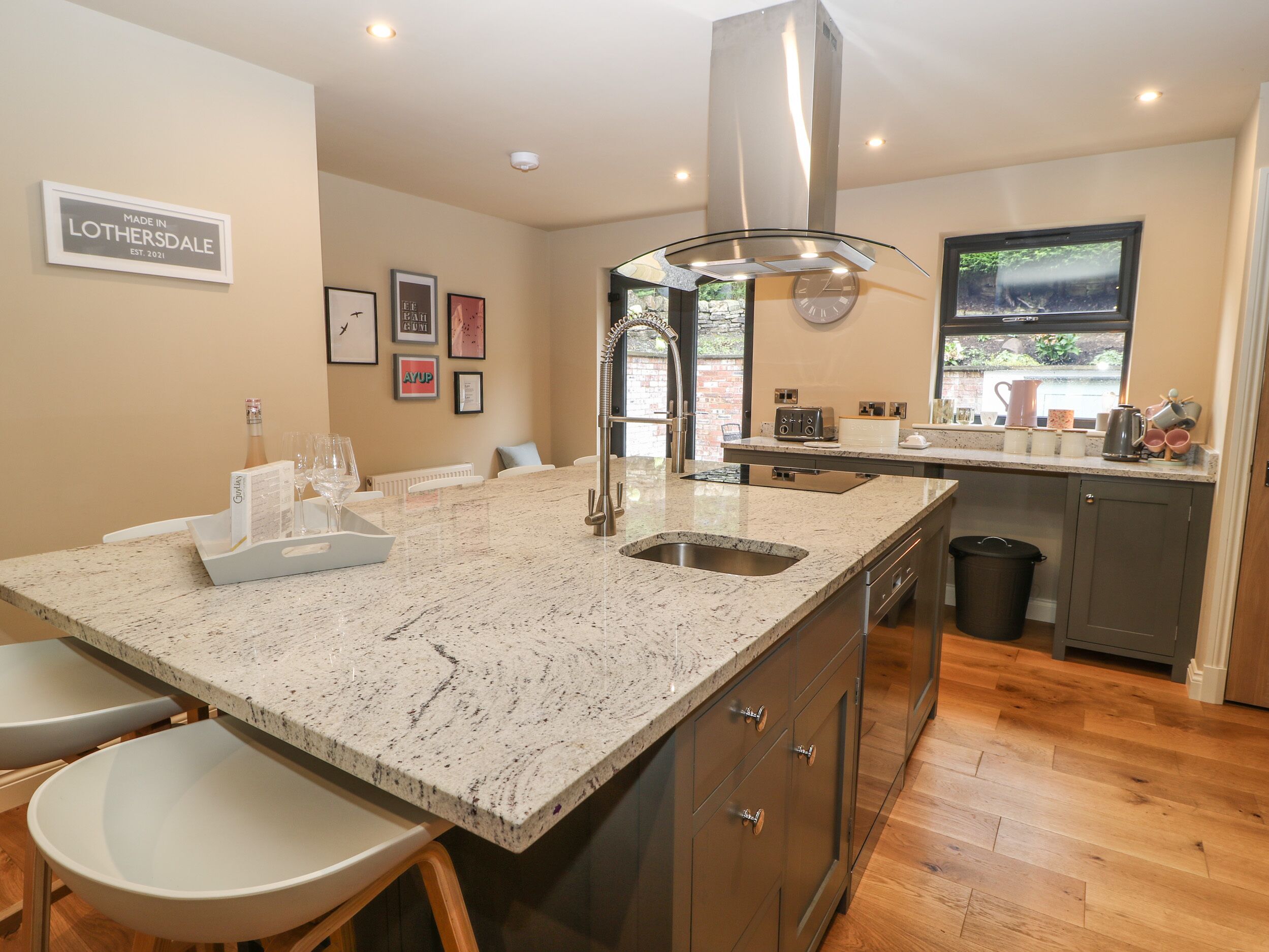 Cottage | Private kitchen | Fridge, microwave, dishwasher, electric kettle
