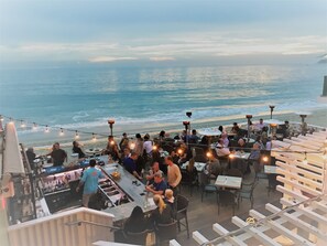 An outdoor dining area with tables and chairs overlooking the ocean. - Minutes to Balboa Beach and Lido Marina Village  (Newport Beach)