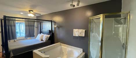 Singola Romantica, 1 letto queen, idromassaggio, vista giardino | Tende oscuranti, ferro/asse da stiro, Wi-Fi gratuito, lenzuola